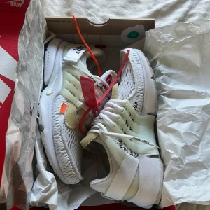 Nike Air Presto Off-White White US7 - OW Presto 40 (Passar 41/42) - Cond: 8/10 2800kr. Köparen står för frakt eller meet-up Stockholm Kvitto och referenser finns.