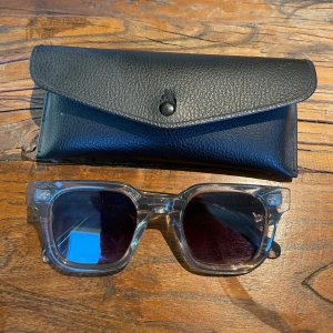 Oanvända chimi 04 grey - Helt oanvända jättesnygga chimi solglasögon i modellen 04 grey. Har tappat bort fodralet men dem medkommer med ett nytt rayband fodral! PRIS KAN DISKUTERAS! 