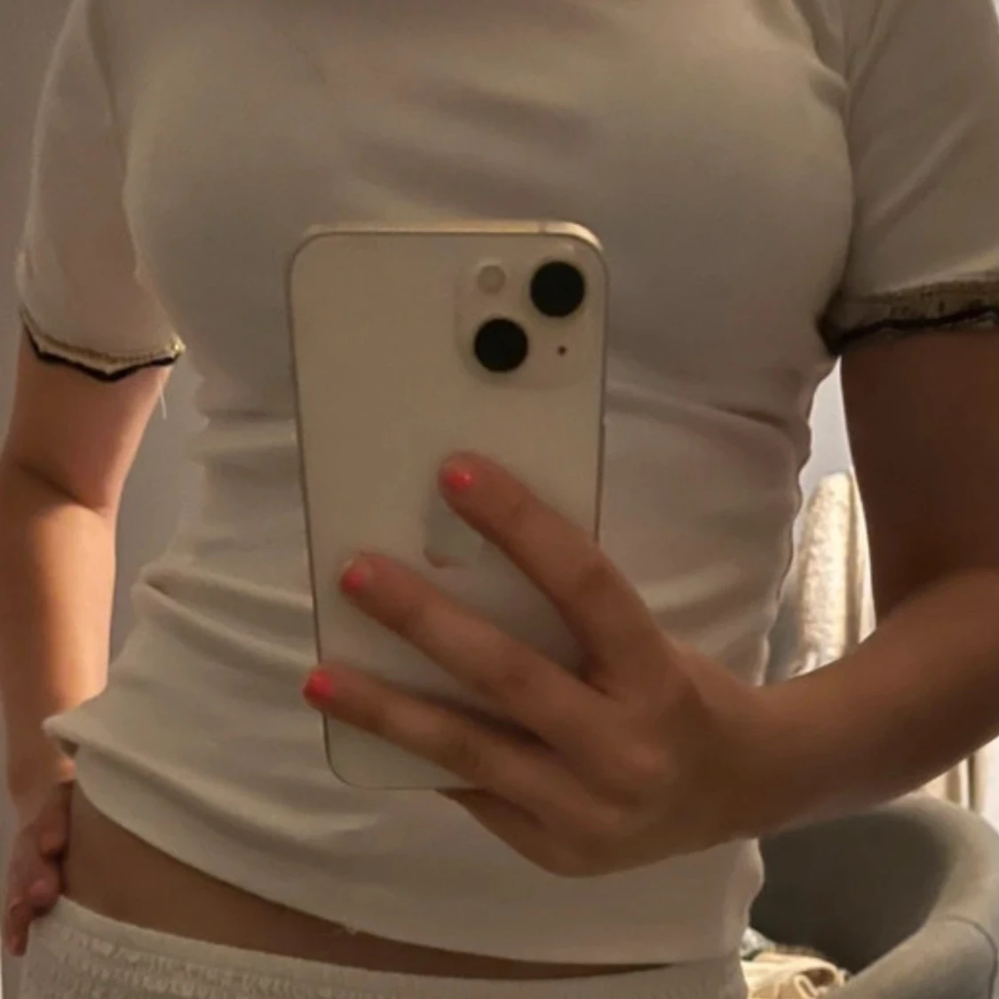 Vit topp med spetsdetalj på ärmar