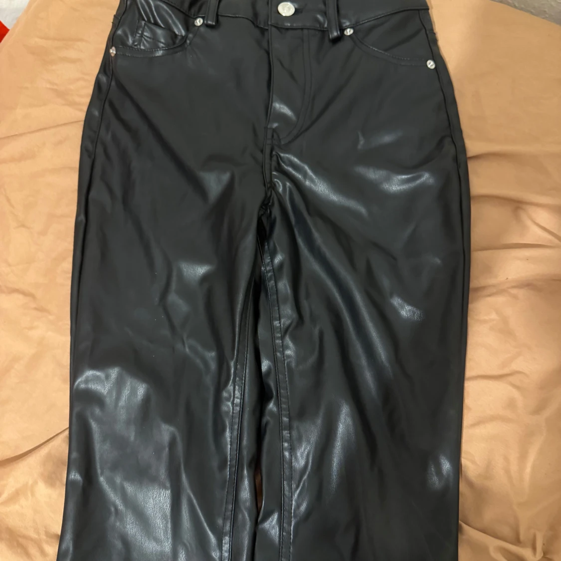 Svarta byxor i skinnimitation - 4