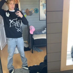 Gråa flared jeans från zara - Zara jeans flared använda en gång!