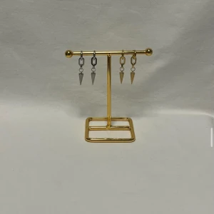 Chunky örhängen med kedjor och spikes - Säljer två par chunky örhängen med kedjor och spetsiga spikes. Ena paret är i silverfärg och det andra i guld, båda med coola länkar och konformade hängen. Perfekta för dig som gillar edgy och trendiga accessoarer.