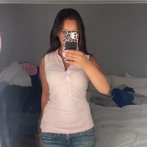 Ljusrosa topp - Supersöt ljusrosa ärmlös topp från Daisy med krage och knappar, perfekt till jeans eller kjol. Enkel men söt, bara att dm:a vid frågor eller funderingar!💕
