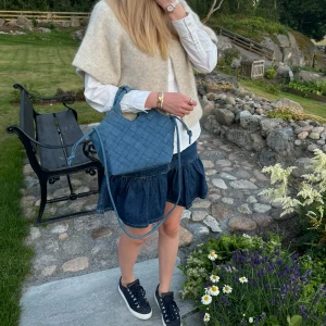 Cala Jade misu medium  - Selger en pent brukt Cala Jade Misu medium veske i fargen/stoffet Blue jeans. Veldig populær og ettertraktet, selges ikke lenger i butikk. Brukt noen få ganger så den har ingen bruksmerker. Dustbagen følger med