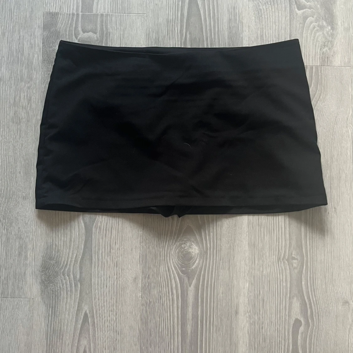 Svart kortkjol med inbyggda shorts