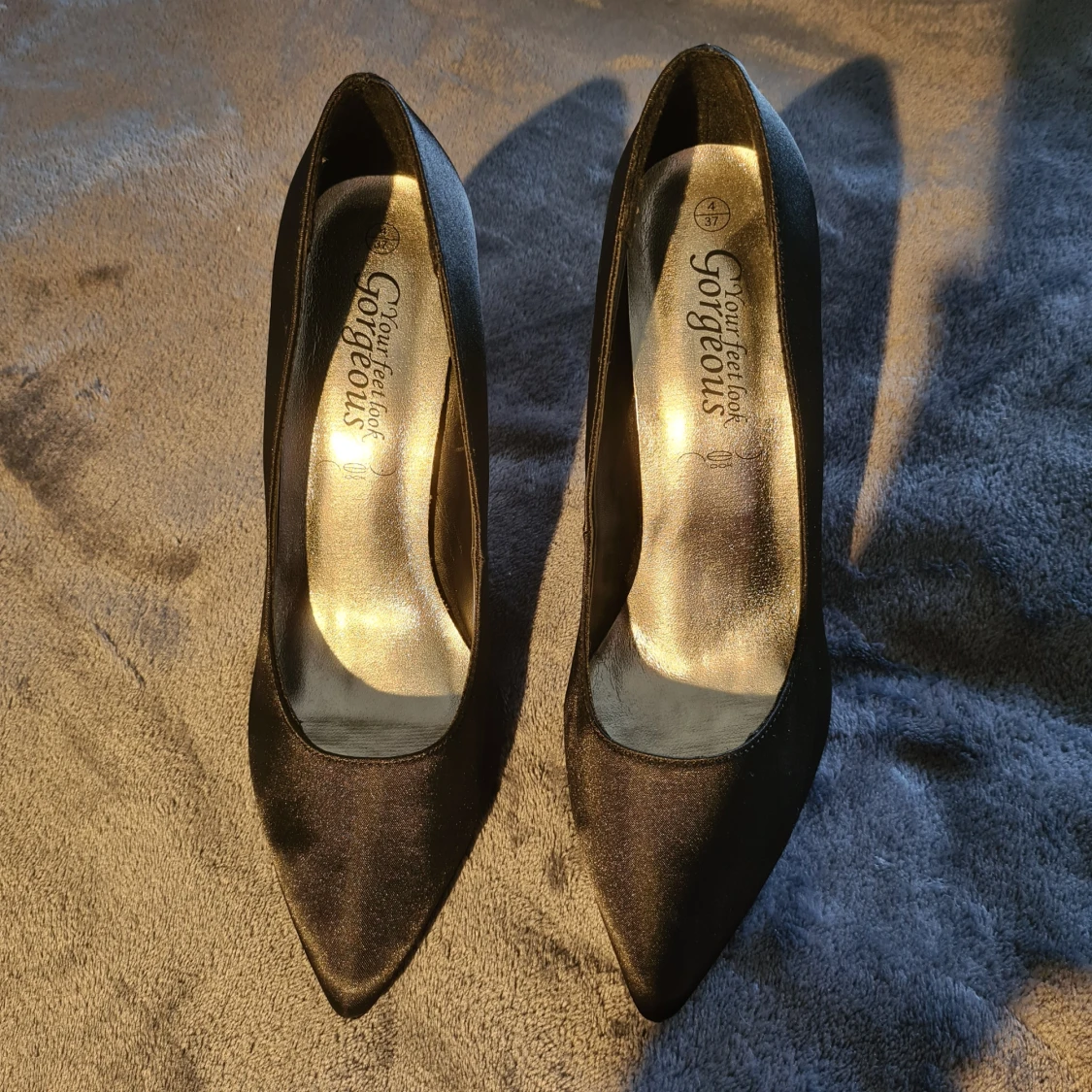 Svarta pumps med silvrig klack