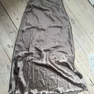 Champagnefärgad långklänning i satin - Kjol från lager 157!