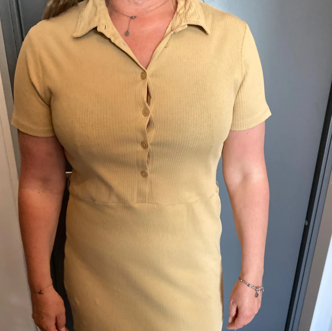 Gul ribbad kortklänning med krage