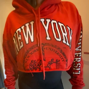Röd croppad hoodie - Knappt använd men så skön