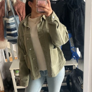 Grön overshirt från Zara - Snygg grön jeansjacka ifrån Zara. Rätt så oanvänd och är i nytt skick! Populär och väldigt snygg. 