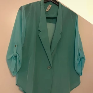 Kavaj - Säljer en kavaj i fint skick i en fräsch mintgrön färg. Mycket stilren och elegant modell. Storlek M.