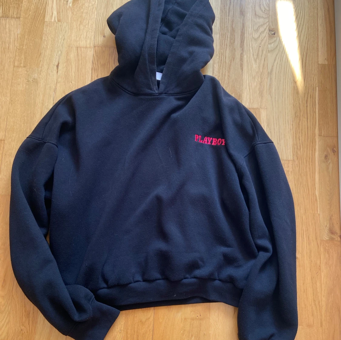 Svart Playboy hoodie från Missguided