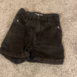 Svarta jeans shorts - Använda men inte några skador på de fina men använder inte längre 