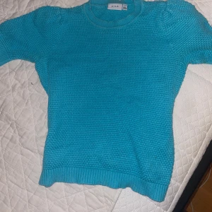 Aqua blå tröja - Super fin aqua blå tröja från vila i storlek xs säljer för 300