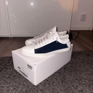 Oliver Cabell vita och marinblå sneakers, 10/10 skick - Säljer mina nya Oliver Cabell skor. Köpta för 2800kr+ 1050kr i tull kostnad. Använda 1 gång och säljes pga för stora och för dyra för att skicka tillbaka… pris går att diskutera. skambud ignoreras. 10/10 i skick
