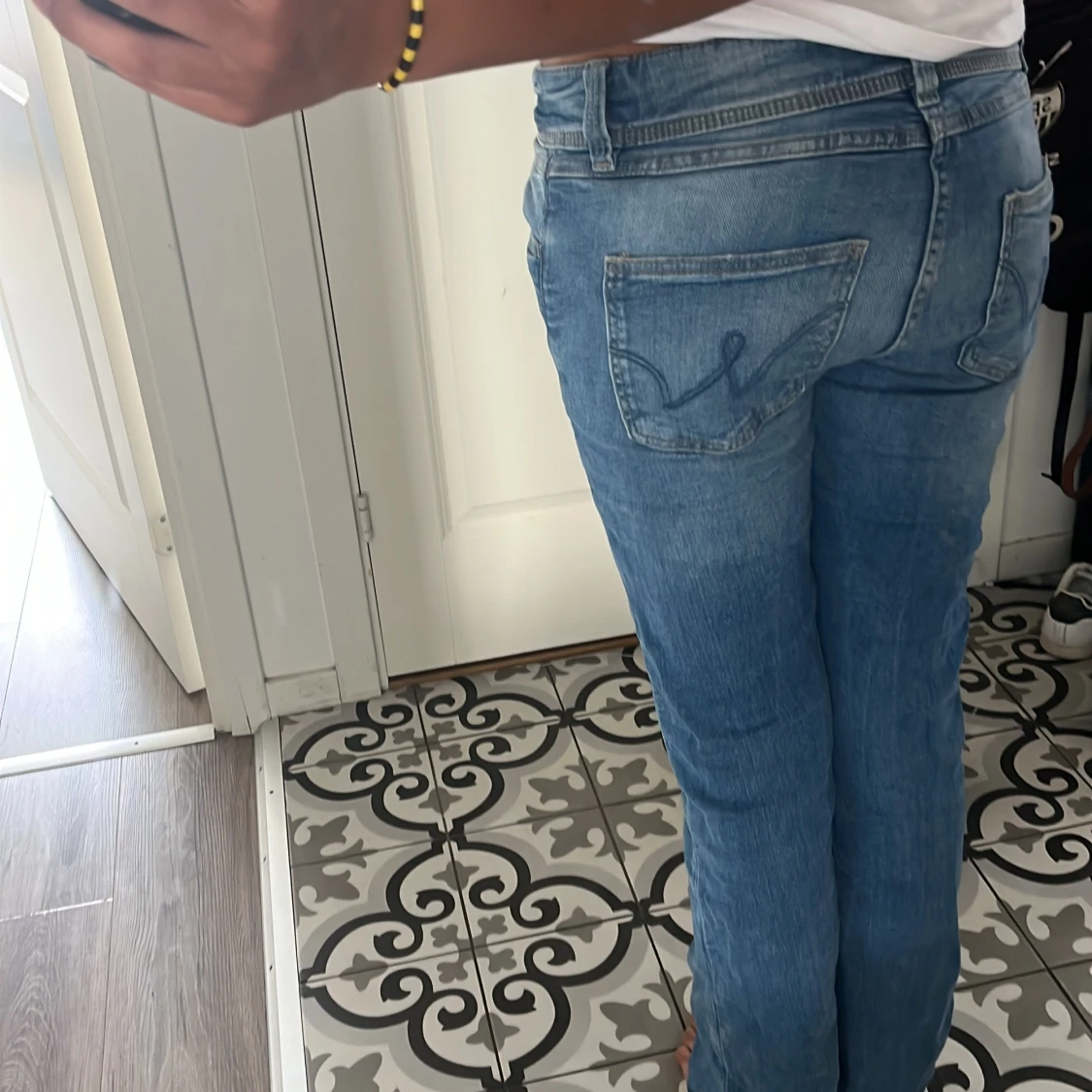 Blå jeans från Gina Tricot, st - 1