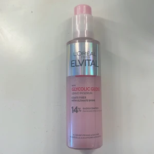 L'Oréal Elvital Glycolic Gloss Serum - L'Oréal Paris Elvital Glycolic Gloss Leave-In Serum i en glansig rosa plastflaska med pump. Innehåller 14% gloss complex och är berikad med glykolsyra för att ge håret extra glans och släthet. Perfekt för frissigt och matt hår. 150 ml. Använd ca 3 gånger så den är typ helt full och oanvänd💕