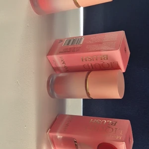 Moussa Liquid Blush i rosa nyanser - Flytande rouge från Moussa i snygga rosa och persikotoner. Kommer i frostad glasflaska med matt rosa lock och guldig detalj. Förpackningen är stilren och applikatorn är mjuk och lätt att använda. Perfekt för att ge kinderna en fräsch och naturlig glow.