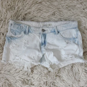 Lowrise ljusblåa jeanshorts  - Såå snygga! Midja : ca 38 cm rakt över!