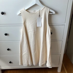 Zara klänning  - Slutsåld klänning från zara, vit/beige med lite puffig kjol, strl M men passar S🤍