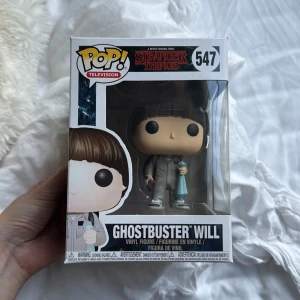 Ghostbuster Will (Stranger Things #547) - Samlarfigur från Stranger Things! Ghostbuster Will är perfekt för fans av serien och popkultur. Cool design och detaljerad dräkt gör den till ett måste för din hylla. Perfekt present till unga vuxna och ungdomar som älskar Stranger Things. PRIS kan diskuteras!
