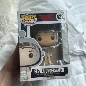 Stranger Things: Eleven Underwater #422 - Cool Funko Pop! vinylfigur av Eleven från Stranger Things, i hennes ikoniska undervattensdräkt. Perfekt för fans av serien och samlare som vill ha något unikt på hyllan. En grym present till dig själv eller någon som älskar popkultur och Netflix-serier! Pris kan diskuteras!
