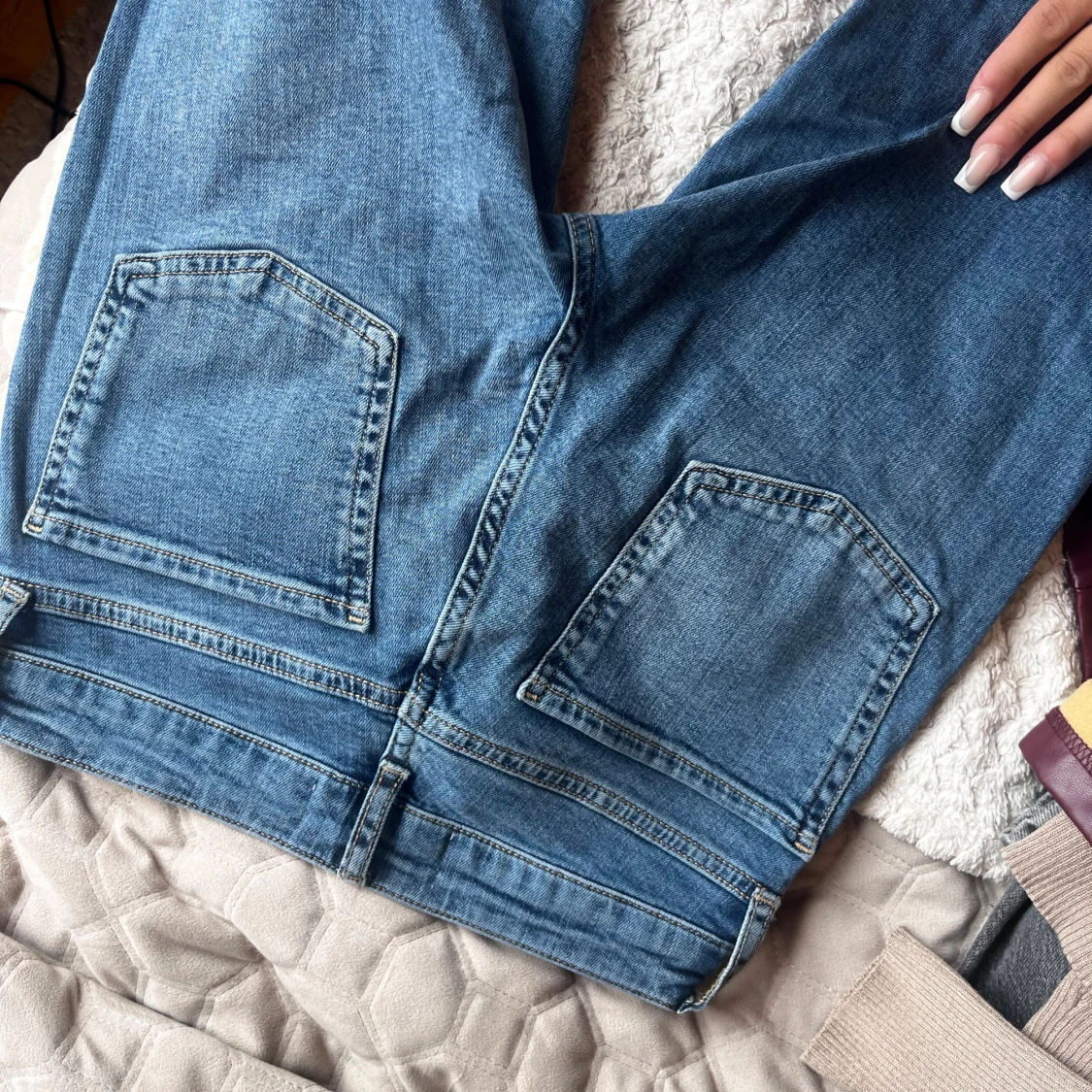 Blå low bootcut jeans från Zara - 3