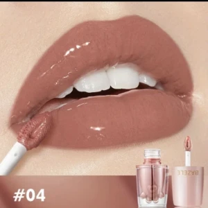 BAZELE läppglans duo nude & rosa - Två läppglans från BAZELE i snygga nyanser: en nude-brun (#04) och en mjuk rosa (#03). Båda har glansig finish och kommer i stilrena, kompakta förpackningar med guldig logga. Perfekt för dig som vill ha fylliga, glansiga läppar med enkel applikator.