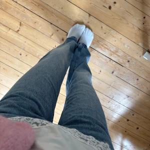 Lågmidjade jeans - Lågmidjade jeans från Weekday i storlek 24/32 (jag är 163cm)💕 fint skick då de knappt har använts!