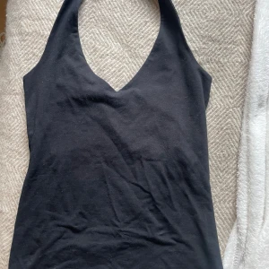 Svart halterneck topp Lindex  - Säljer denna fina halterneck toppen från Lindex 