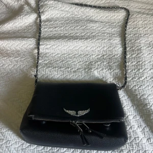 Zadig Voltaire väska svart - Säljer denna super fina väska som jag köpte på Plick för 1500kr  men den är äkta 💕