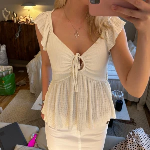 Vit topp - Superfin vit topp med volang💕💕 Den är i storlek M men insydd till ungefär en XS😘😘