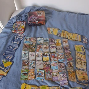 Pokémonkort samling – EX, GX, holo & vanliga - Stor samling Pokémonkort med många EX, GX och holo-kort! Perfekt för dig som vill bygga din egen lek eller utöka din samling. Flera populära Pokémon och coola motiv. Kommer med fyra plåtlådor för förvaring. Passar både samlare och spelare! Sällsynta kort finns! Säkert värda skit mycket men jag är inte så kunnig i sånt, kan sälja kort enskilt det är bara säga till vilka ni vill ha
