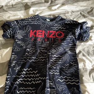 Kenzo t shirt - Dags att sälja min kenzo t shirt som knappt är använd. Den har inga tecken på slitningar! Köpt på NK i Göteborg kvitto finns. Har för mig att det är någon slags limited edition tröja. Storlek S fast sitter som en M! Hör av er vid frågor och funderingar!