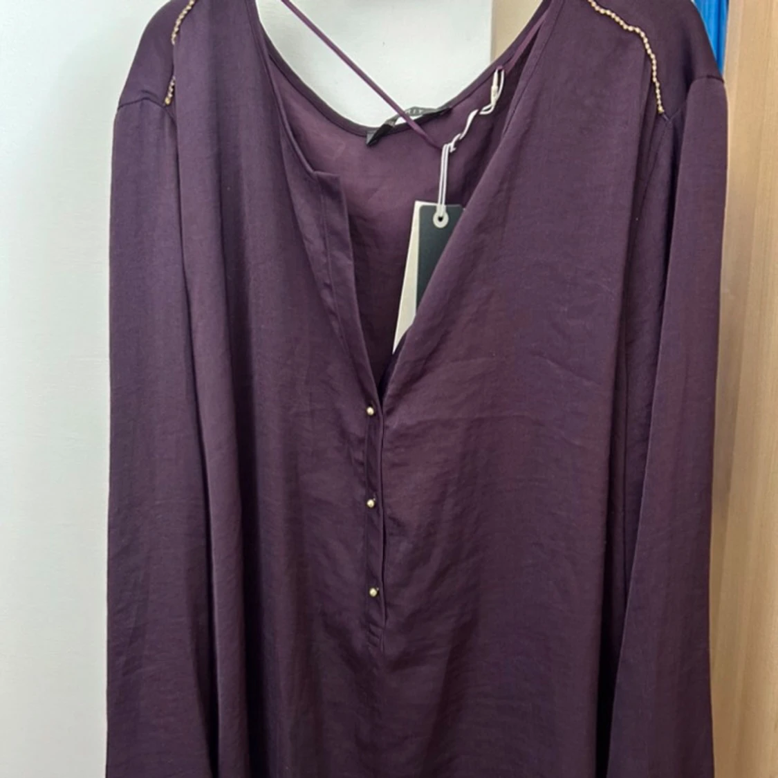 Lila blus med gulddetaljer från Esprit - 3