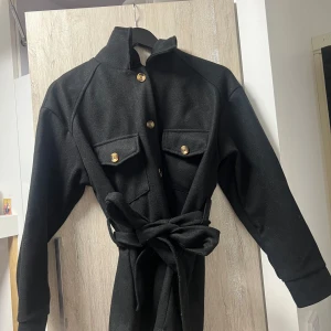 Svart kappa - Aldrig använd, fick den som present så tänkte att jag säljer den