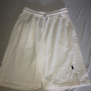 Vita shorts från Polo Ralph Lauren - Vita Ralph Lauren shorts, små tunnat randigt broderi, blått märke, luftigt/Laidback material S/M, Pris kan diskuteras, frågor ?