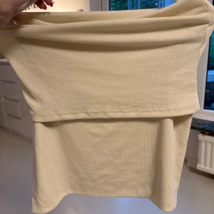 Off shoulder topp - Strl S från HM i kräm/ beige färg 