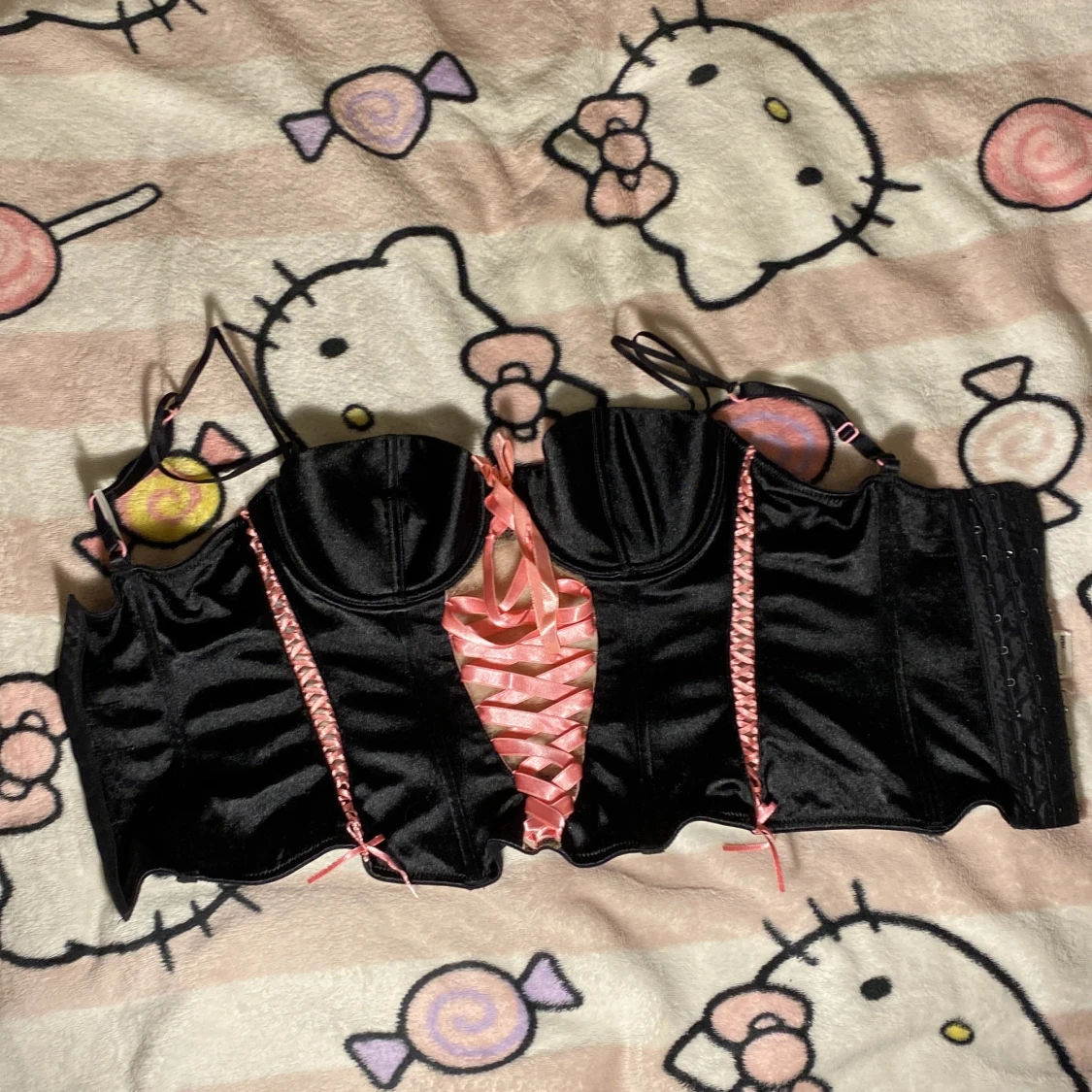 Svart korsettopp med rosa snörning H&M - 2