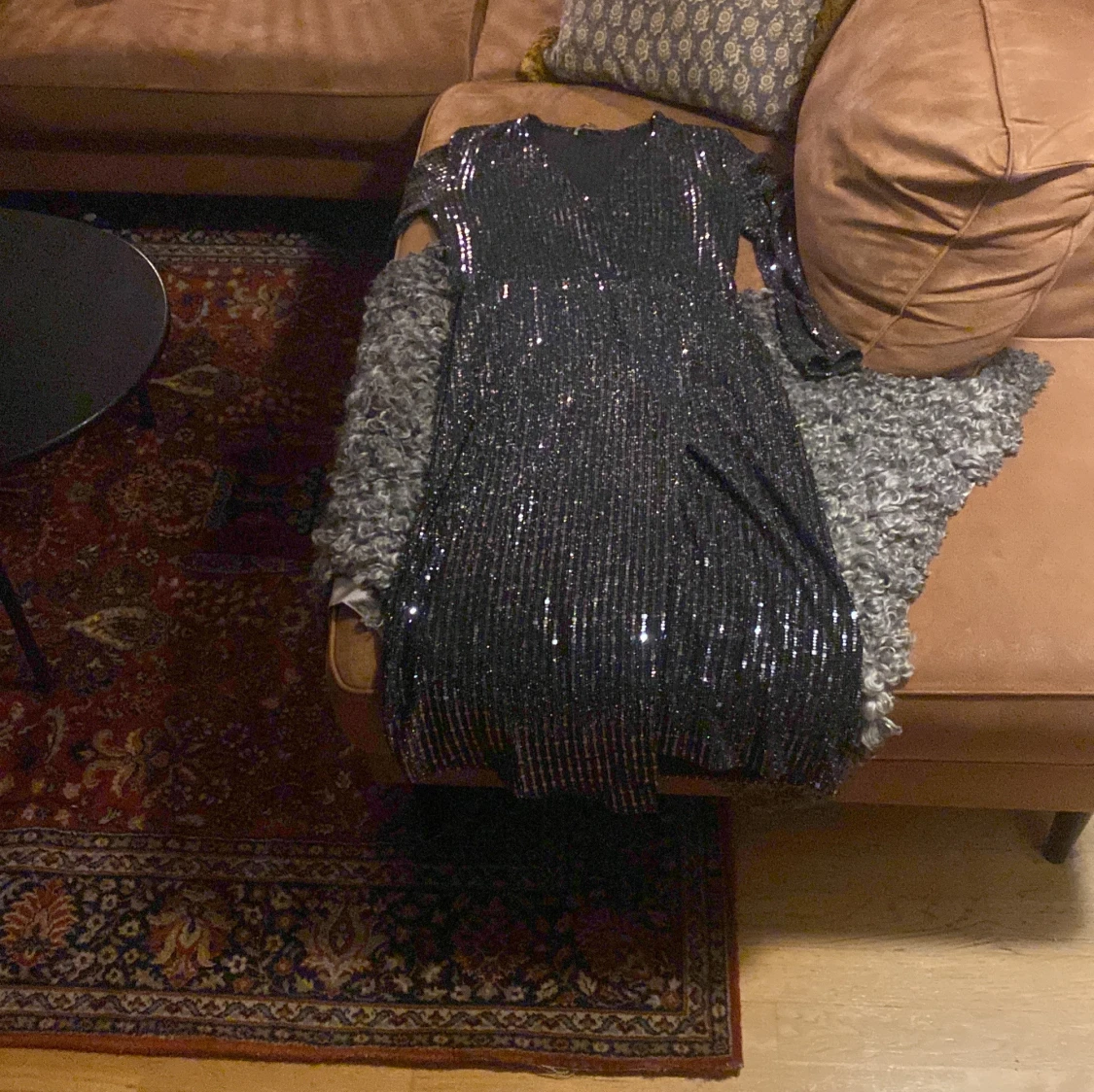 Svart glittrig klänning Gina Tricot