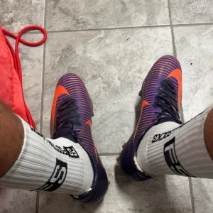 Nike Mercurial Vapor XI ACC  - Skorna är i bra skick, mycket kvar o ge! Lite slitna på insidan. Kom privat för fler bilder. Storlek 41 och används inte längre. 