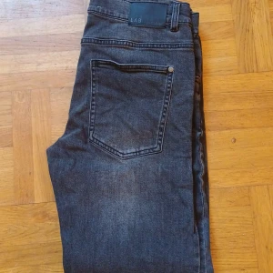 Mörkgrå skinny jeans från LAB Industries - Snygga mörkgrå jeans från LAB Industries med klassisk femficksdesign och smal passform. Jeansen har svarta detaljer och är tillverkade i stretchigt bomullsmaterial för en bekväm känsla. Perfekta för dig som gillar en stilren och modern look. Pris kan diskuteras 