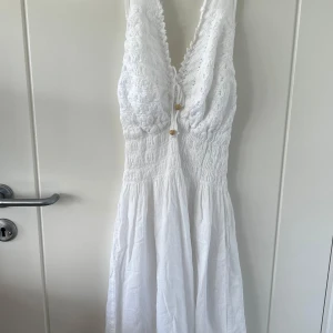 Vit klänning med spets och snörning - Fin vit klänning 🤍 fick som present så vet ej varifrån, skulle gissa på strl s🤍väldigt stretchig o formar sig efter kroppen🤍aldrig använd och säljs därför