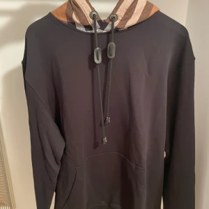 Burberry hoodie  - Säljer för den ej passar mig och den är helt ny 