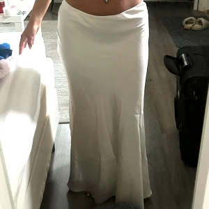 Långkjol  - Jättefin satin långkjol från Gina Tricot, den är lågmidjad och går ända ner till fötterna. Lite små defekter som syns på bilderna