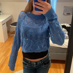 Blå croppad stickad tröja Object XS - Snygg blå croppad stickad tröja från Object i storlek XS. Den är luftig och skön att ha en sommarkväll. Köparen står för frakten 