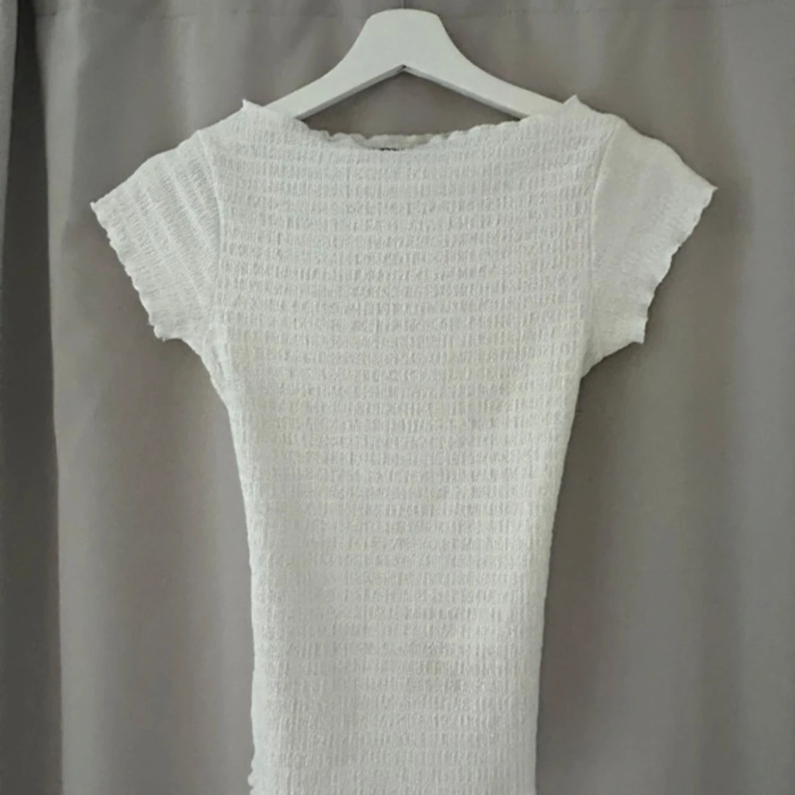 Vit omlottopp från BikBok XS