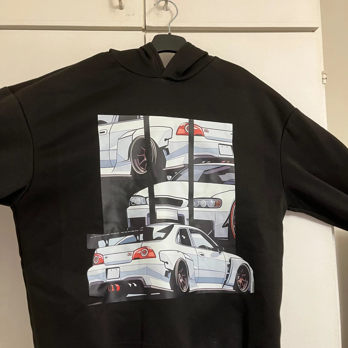 Svart hoodie med biltryck från SHEIN