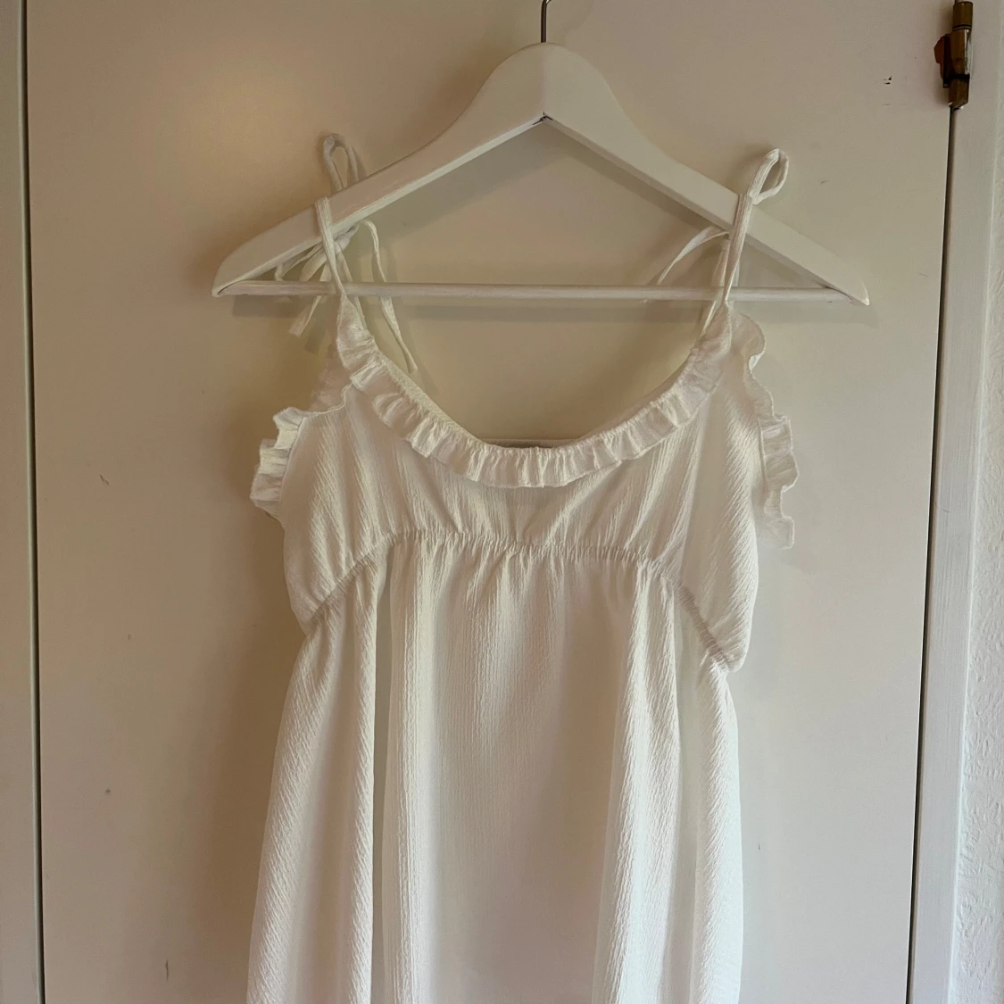 Vit linnetopp med volangdetalj - 1