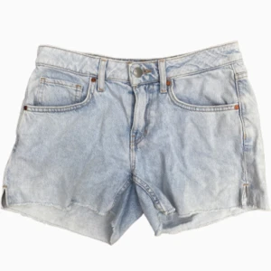 Ljusblå jeansshorts  - Jätte snygga ljusblå jeansshorts från Bikbok. De är lågmidjade och lite längre vid benen vilket är jätte skönt när man tex sitter ner. Köpta på Bikbok för 399kr och säljer då för halva priset. De är perfekt nu till sommaren för att få en perfekt sommar garderob. Jätte snygga att styla med en t-shirt, linne, blus, Hoodie eller en stickad tröja. Hör gärna av dig om du vill ha fler bilder😊